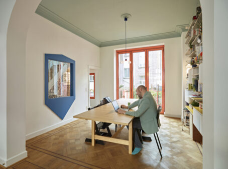 Van donkere koterij naar lichte stadstuinwoning.